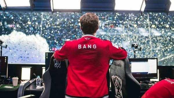 BLG赛后返图：Bin喜笑颜开 脸部馒化略微严重 ELK热情挥手