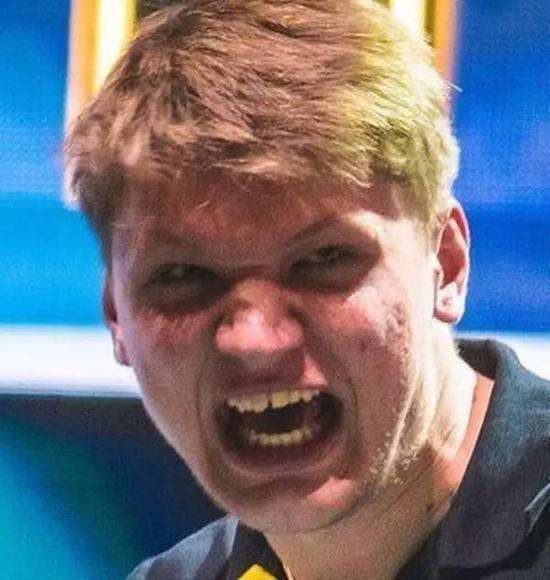 LOL官方发起世界赛预测， 其中解说AUX发布回复